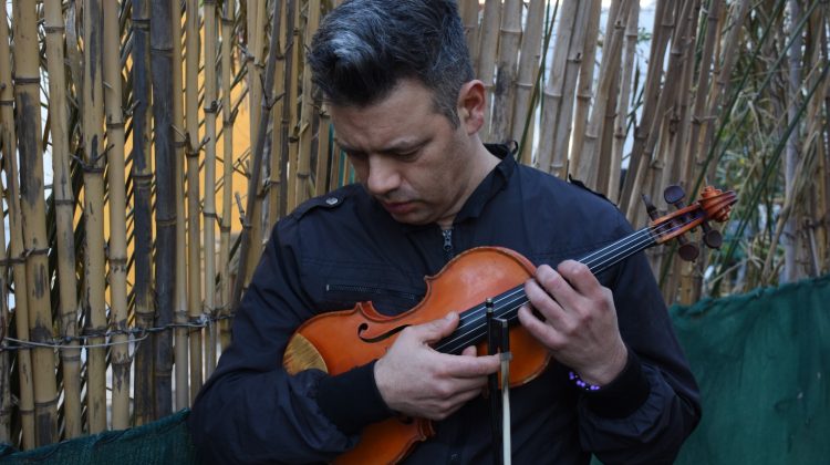 El violinista cordobés Victor Renaudeau se presenta en el Puente Blanco