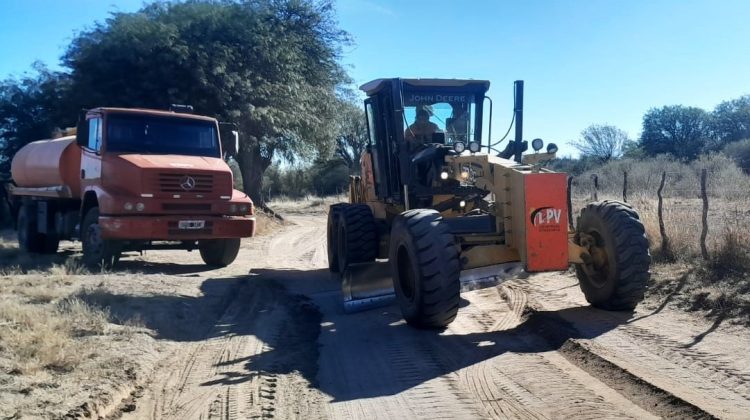 Reparan caminos rurales en los departamentos Belgrano y Pueyrredón