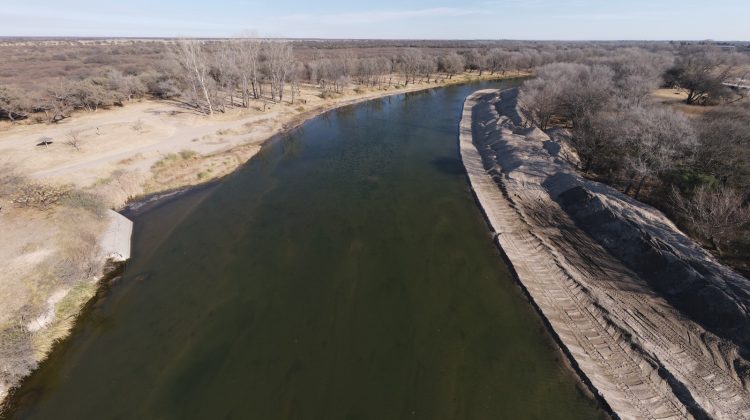 San Luis Agua finaliza la limpieza dentro del dique Vulpiani