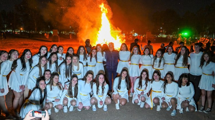 El Fogón de San Pedro y San Pablo se encendió con el fervor de los estudiantes del Aleluya