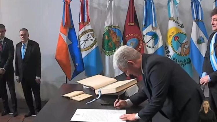 El gobernador Claudio Poggi rubricó el ‘Pacto de Mayo’ en Tucumán