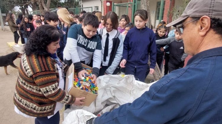 Estudiantes de Leandro N. Alem juntaron 4.500 tapitas