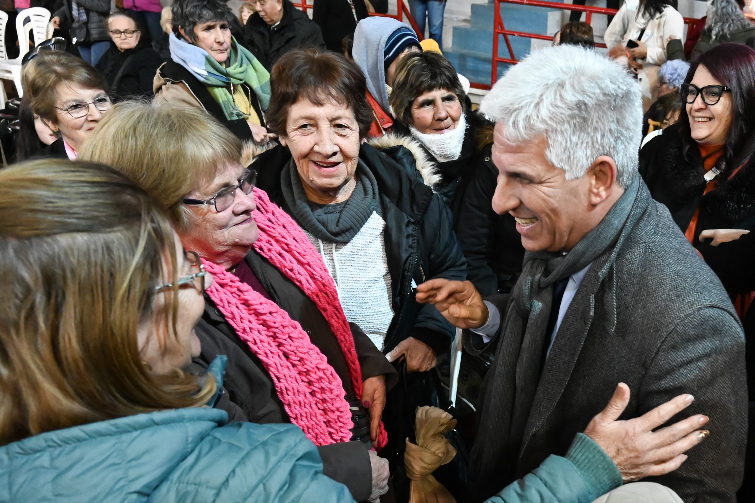 Poggi acompañó a Frontera en la entrega de beneficios municipales a pensionados y jubilados