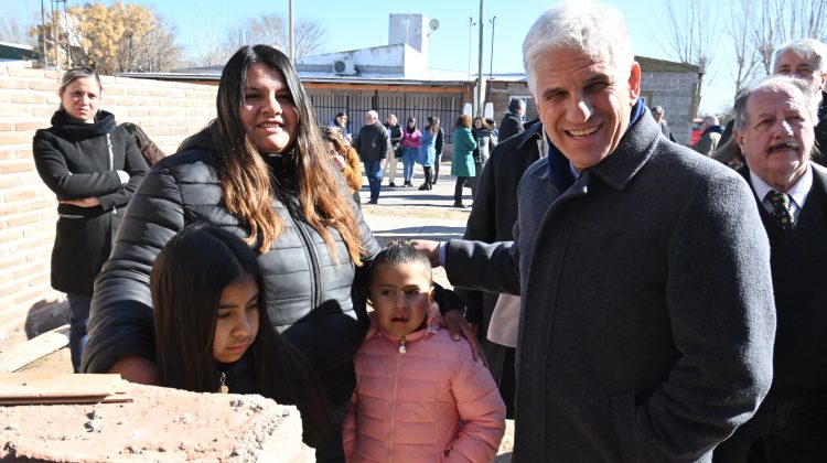 El Gobernador visitó los futuros hogares de vecinas de Navia  