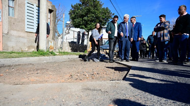 Junto al intendente Hissa, el Gobernador vio el avance del bacheo en la zona noreste