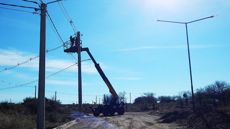 Avanzan los trabajos para llevar luz a los 800 lotes de la zona sur