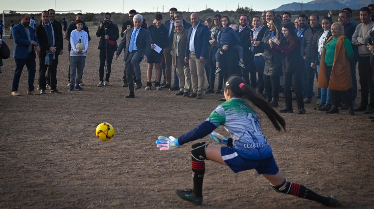 Sonrisas, fútbol y anuncios en la visita de Poggi al ‘Club El Búfalo’ 