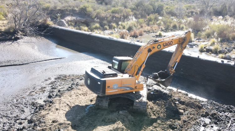 Concluyó la primera etapa de limpieza del azud de Renca