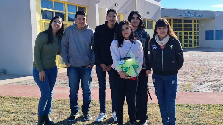 Estudiantes de la Escuela ´Doctor Bernardo Alberto Houssay’ plantaron acacias en la institución