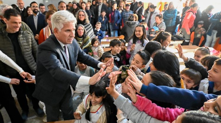 Poggi compartió el acto del Día de la Independencia con los chicos de la ‘Franklin Lucero’