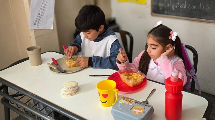 Más de 50.000 estudiantes almuerzan y el 100% de la matrícula desayuna en las escuelas públicas de San Luis