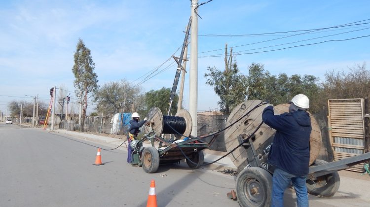 Continúa la obra de tendido eléctrico en el barrio La República