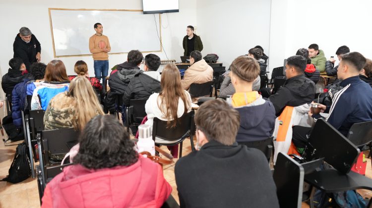 Capacitan a alumnos del profesorado de Educación Física para los Juegos Intercolegiales Deportivos