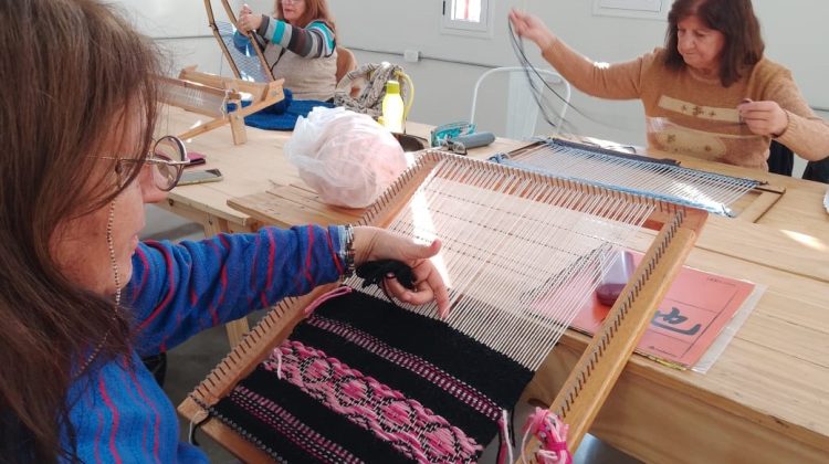 Telar y pintura, dos talleres que suman participantes en la Nave Cultural