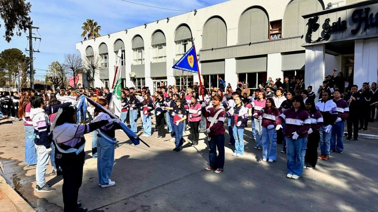 Más de 350 estudiantes de escuelas técnicas reafirmaron su lealtad a la Bandera Provincial