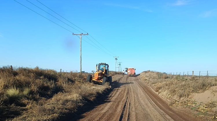 El Gobierno y productores agropecuarios de Villa Mercedes realizan mejoras en caminos rurales