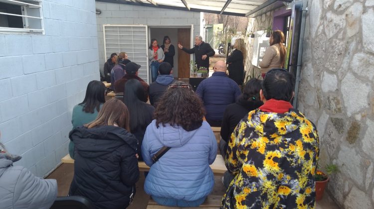 Más de 70 personas asistieron al taller de producción de flores en la Granja Productiva