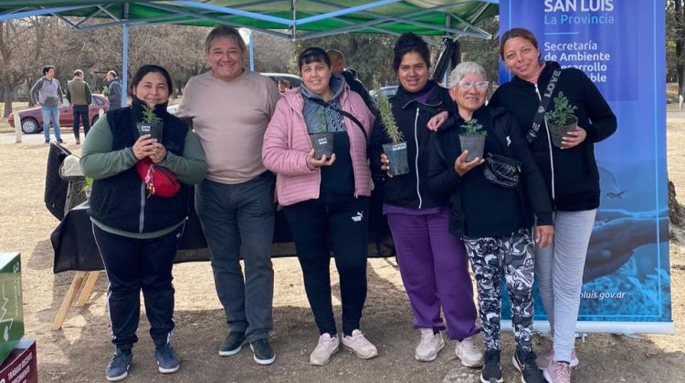 Ambiente entregó plantines de hortalizas en Las Chacras 