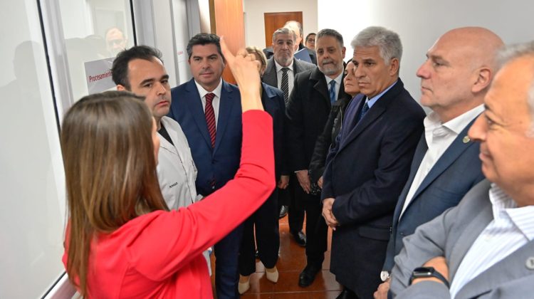 El Gobernador visitó el Laboratorio de Huellas Genéticas