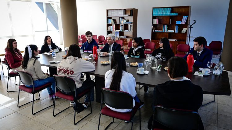 Estudiantes destacados de seis localidades desayunaron con Poggi