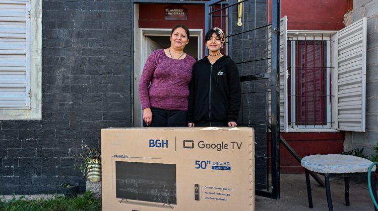 Palabra cumplida: la familia Agüero recibió su Smart TV