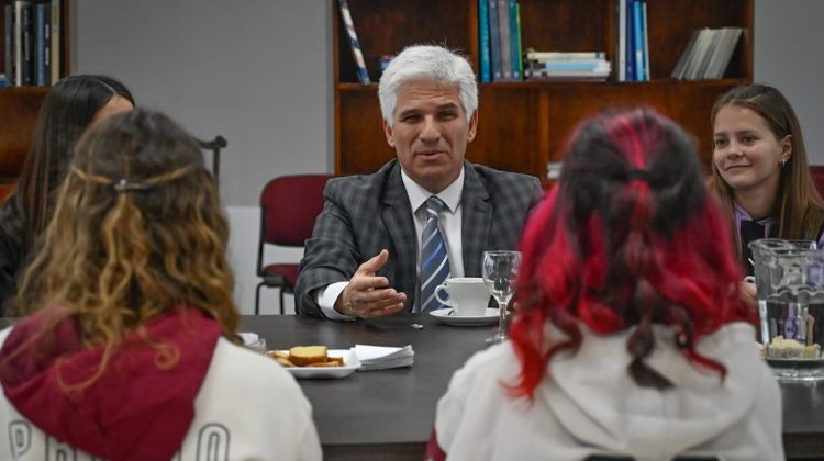 Estudiantes con los mejores promedios compartieron la mañana con Poggi