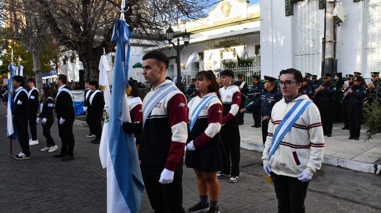 Portar la Bandera Argentina y de la Provincia ya no dependerá de una votación