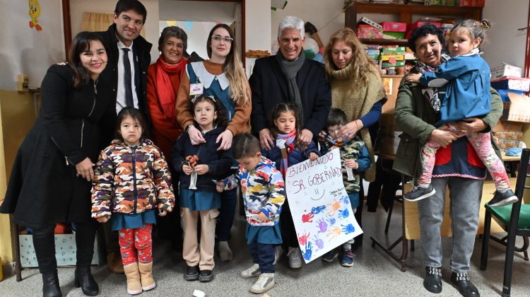 Poggi recibió muestras de afecto de los chicos de la escuela de Alto Pelado