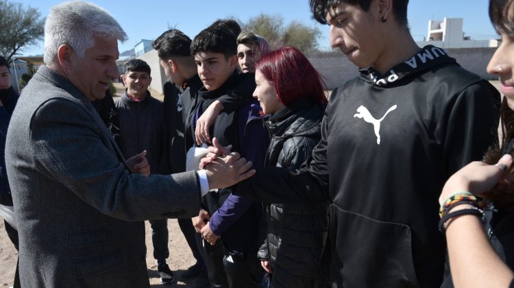 Poggi puso en marcha la construcción de un playón deportivo para la escuela ‘Progreso y Sueños’