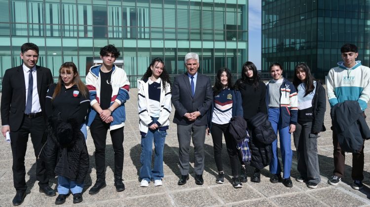 Ocho alumnos con los mejores promedios desayunaron con Poggi