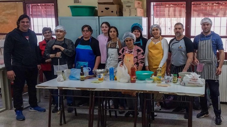 Giraudo visitó a los alumnos de un curso de pastelería y panadería artesanal