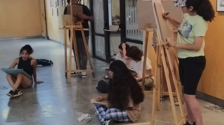 Un taller de dibujo que es un espacio gratuito para entrenar la sensibilidad en cada mirada