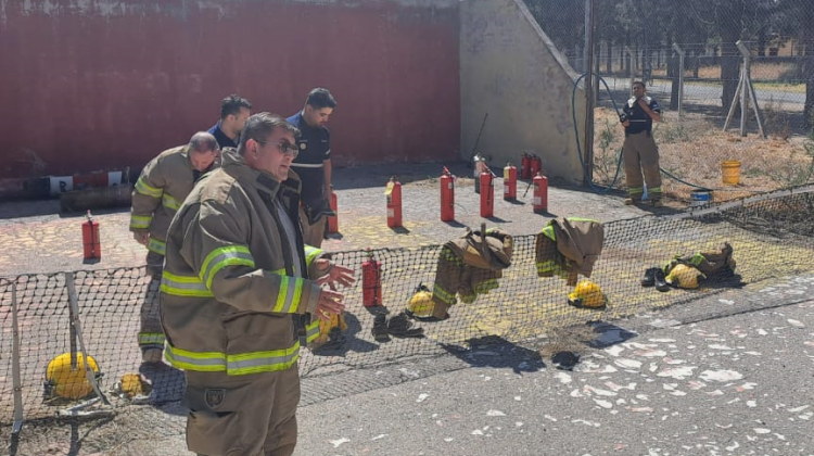 Capacitaron a personal del Ente de Desarrollo Aeronáutico sobre el uso de extintores de fuego