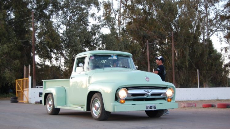 Un paseo a través del tiempo: vuelven los autos clásicos a San Luis