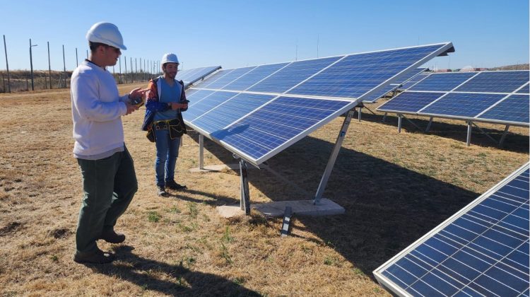 Estudiantes de la UNSL realizan prácticas en el parque fotovoltaico