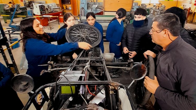 Dos escuelas técnicas construyen autos sustentables para competir en ‘Desafío ECO YPF’