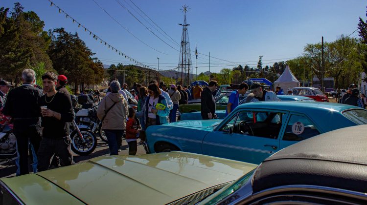 Color y emoción en el encuentro de autos clásicos y motos vintage