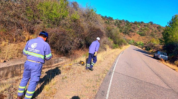 San Luis Agua limpió el camino al coronamiento del dique Antonio Esteban Agüero