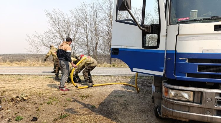 Asistencia con camiones hidrantes a localidades afectadas por el incendio