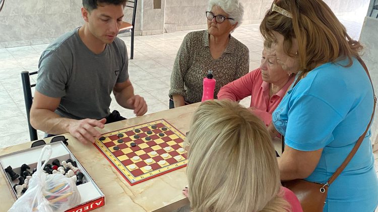 El juego de damas, un entretenimiento que une a generaciones en escuelas y centros de jubilados