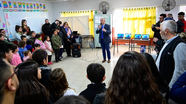 Poggi encabezó una entrega de computadoras e inauguró obras en una escuela rural