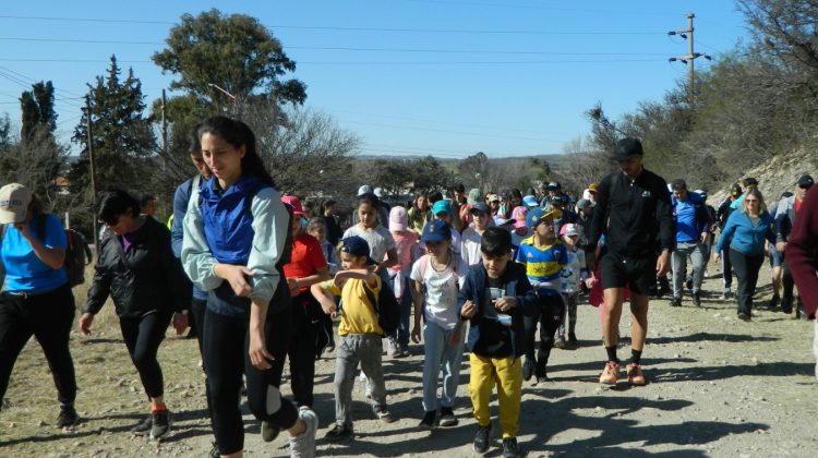 Estudiantes lideraron una jornada de ‘bombardeo de semillas’ en el Cerro de la Cruz 