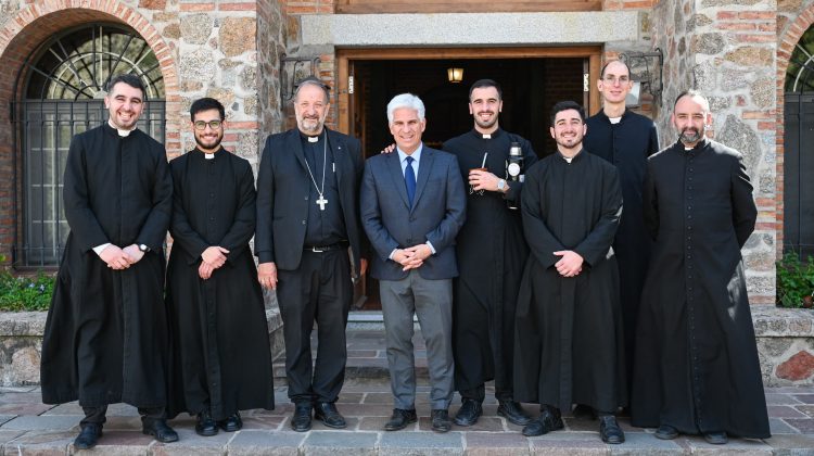 El Gobernador visitó el monasterio donde funciona el seminario de la diócesis de San Luis