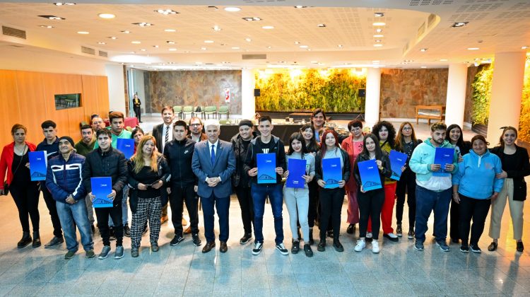 Poggi desayunó con becarios egresados de instituciones de educación especial