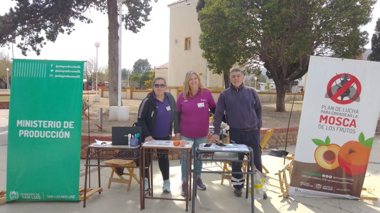 El stand informativo sobre la Mosca de los Frutos pasó por Villa del Carmen