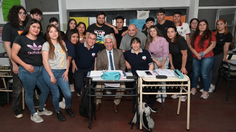 Poggi hizo una visita nocturna al Colegio ‘Tomás Baras’ y dialogó con los estudiantes