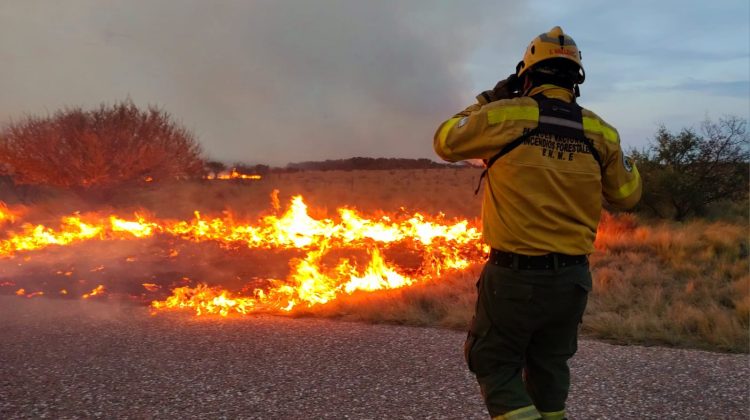 Bomberos heridos, casas afectadas y evacuados por incendios en los departamentos Chacabuco y San Martín