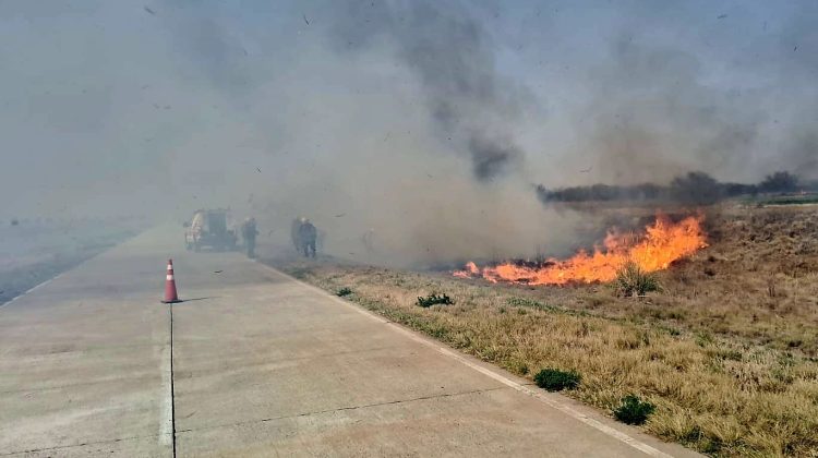 Bomberos contuvieron un incendio en cercanías de El Morro