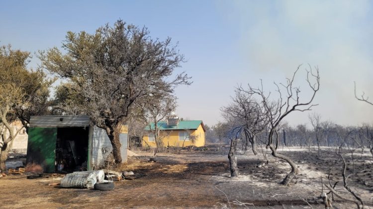 El fuego no da tregua en Balcarce y continúan los trabajos para controlarlo