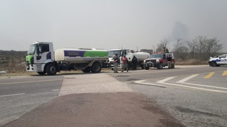 Ambiente contribuye con agua y alimentos para los bomberos